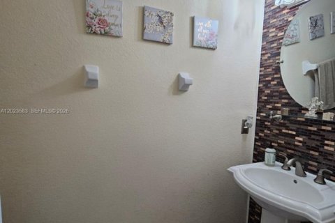 Снять в аренду таунхаус в Майами, Флорида 2 спальни, 117.15м2, № 2077569 - фото 7