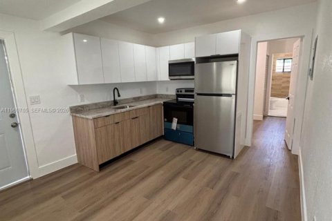 Villa ou maison à louer à Miami, Floride: 1 chambre, 256.97 m2 № 2023524 - photo 3