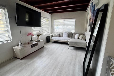 Villa ou maison à vendre à North Miami, Floride: 2 chambres, 138.61 m2 № 2439208 - photo 10