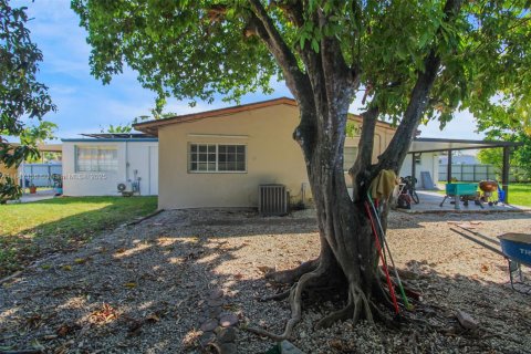 House in Miami, Florida 4 bedrooms, 183.39 sq.m. № 2022468 - photo 24