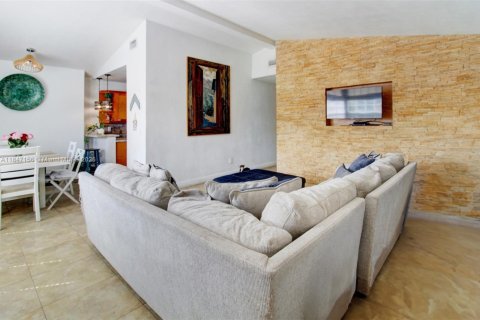 House in Miami, Florida 4 bedrooms, 183.39 sq.m. № 2022468 - photo 7