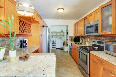 House in Miami, Florida 4 bedrooms, 183.39 sq.m. № 2022468 - photo 11