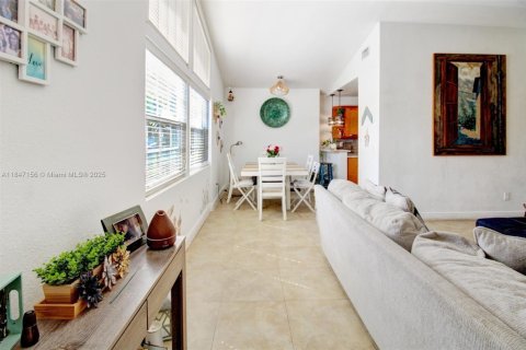 House in Miami, Florida 4 bedrooms, 183.39 sq.m. № 2022468 - photo 5