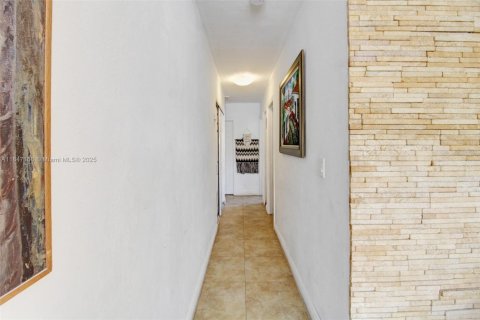 House in Miami, Florida 4 bedrooms, 183.39 sq.m. № 2022468 - photo 13