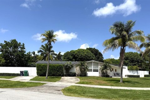 House in Miami, Florida 4 bedrooms, 183.39 sq.m. № 2022468