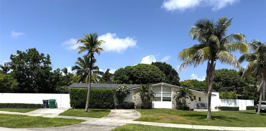 House in Miami, Florida 4 bedrooms, 183.39 sq.m. № 2022468