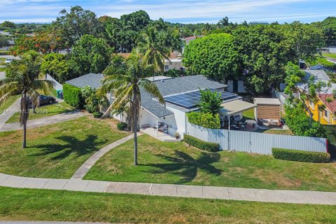 House in Miami, Florida 4 bedrooms, 183.39 sq.m. № 2022468 - photo 27