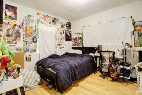 House in Miami, Florida 4 bedrooms, 183.39 sq.m. № 2022468 - photo 17