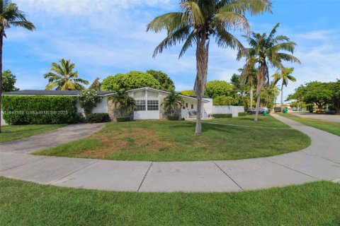 House in Miami, Florida 4 bedrooms, 183.39 sq.m. № 2022468 - photo 28