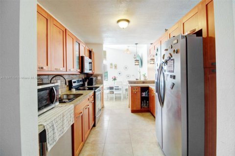 House in Miami, Florida 4 bedrooms, 183.39 sq.m. № 2022468 - photo 12