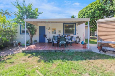 House in Miami, Florida 4 bedrooms, 183.39 sq.m. № 2022468 - photo 23