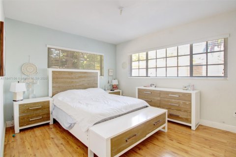 House in Miami, Florida 4 bedrooms, 183.39 sq.m. № 2022468 - photo 15