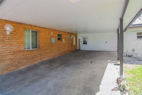 House in Miami, Florida 4 bedrooms, 183.39 sq.m. № 2022468 - photo 25