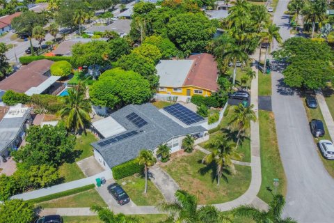 House in Miami, Florida 4 bedrooms, 183.39 sq.m. № 2022468 - photo 30