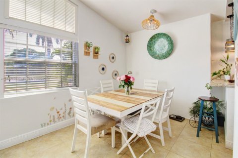 House in Miami, Florida 4 bedrooms, 183.39 sq.m. № 2022468 - photo 9