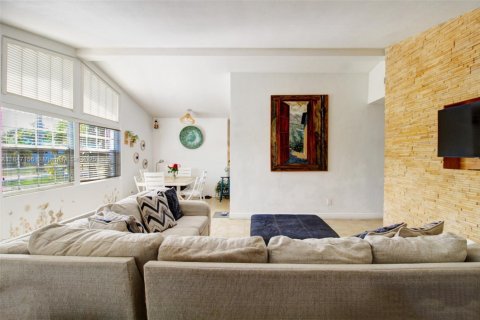 House in Miami, Florida 4 bedrooms, 183.39 sq.m. № 2022468 - photo 8