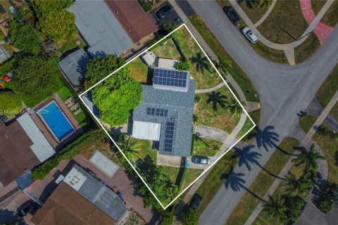 House in Miami, Florida 4 bedrooms, 183.39 sq.m. № 2022468 - photo 2