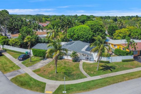 House in Miami, Florida 4 bedrooms, 183.39 sq.m. № 2022468 - photo 3