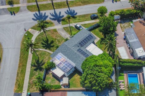 House in Miami, Florida 4 bedrooms, 183.39 sq.m. № 2022468 - photo 29