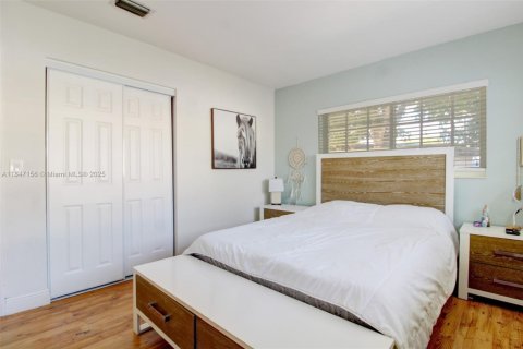 House in Miami, Florida 4 bedrooms, 183.39 sq.m. № 2022468 - photo 16