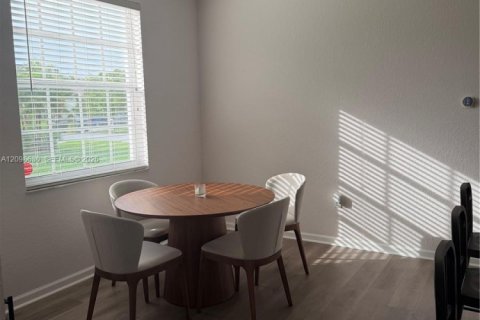 Townhouse in Miramar, Florida 2 bedrooms, 93.37 sq.m. № 2399667 - photo 8