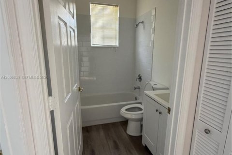 Townhouse in Miramar, Florida 2 bedrooms, 93.37 sq.m. № 2399667 - photo 4