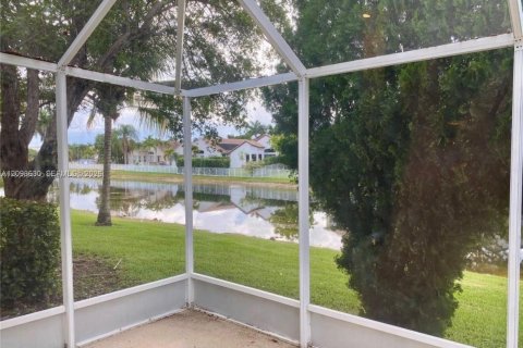 Townhouse in Miramar, Florida 2 bedrooms, 93.37 sq.m. № 2399667 - photo 9