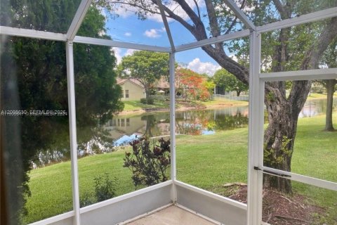 Townhouse in Miramar, Florida 2 bedrooms, 93.37 sq.m. № 2399667 - photo 10