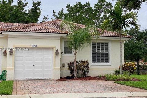 Townhouse in Miramar, Florida 2 bedrooms, 93.37 sq.m. № 2399667