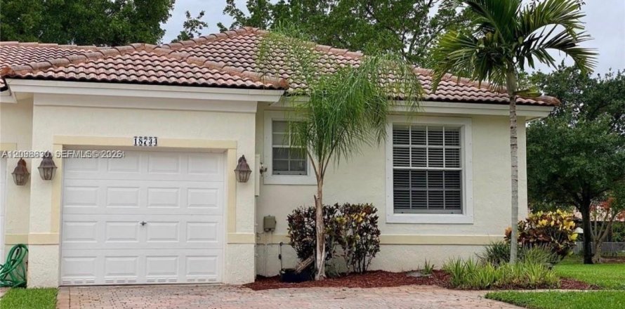 Townhouse in Miramar, Florida 2 bedrooms, 93.37 sq.m. № 2399667
