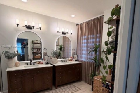 House in Homestead, Florida 4 bedrooms, 260.13 sq.m. № 2185532 - photo 10