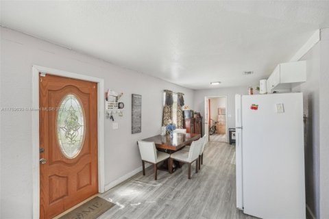 House in Clewiston, Florida 3 bedrooms, 121.14 sq.m. № 1708426 - photo 4