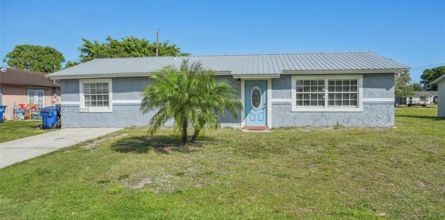 House in Clewiston, Florida 3 bedrooms, 121.14 sq.m. № 1708426