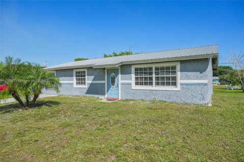 House in Clewiston, Florida 3 bedrooms, 121.14 sq.m. № 1708426 - photo 3