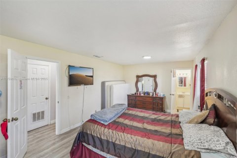 House in Clewiston, Florida 3 bedrooms, 121.14 sq.m. № 1708426 - photo 13