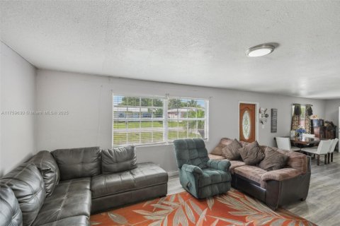 House in Clewiston, Florida 3 bedrooms, 121.14 sq.m. № 1708426 - photo 9