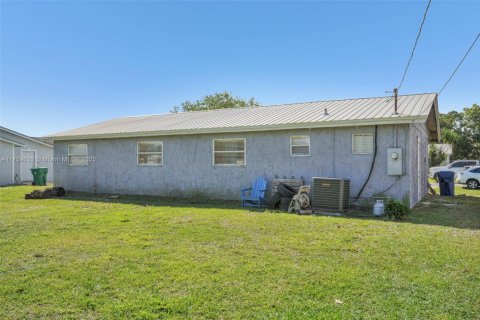 House in Clewiston, Florida 3 bedrooms, 121.14 sq.m. № 1708426 - photo 21