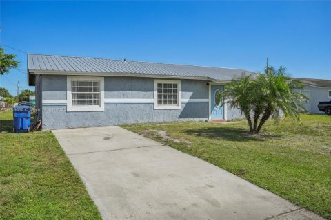 House in Clewiston, Florida 3 bedrooms, 121.14 sq.m. № 1708426 - photo 2