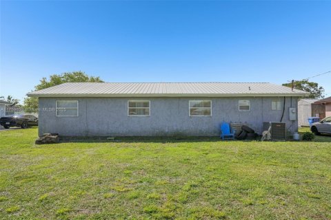 House in Clewiston, Florida 3 bedrooms, 121.14 sq.m. № 1708426 - photo 20