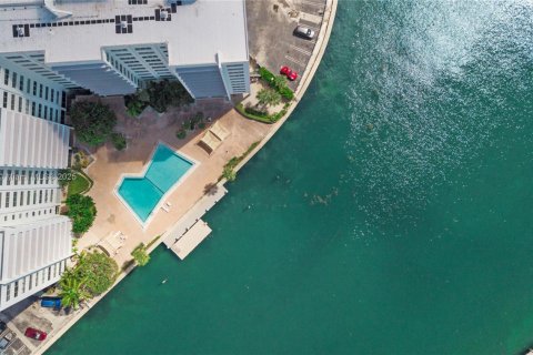 Condominio en venta en Bay Harbor Islands, Florida, 2 dormitorios, 164.44 m2 № 2055146 - foto 25