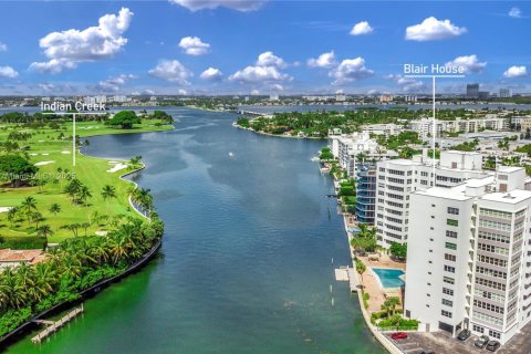 Кондоминиум с 2 спальнями в Бей-Харбор-Айлендс, Флорида № 2055146