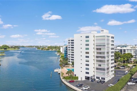 Condominio en venta en Bay Harbor Islands, Florida, 2 dormitorios, 164.44 m2 № 2055146 - foto 24