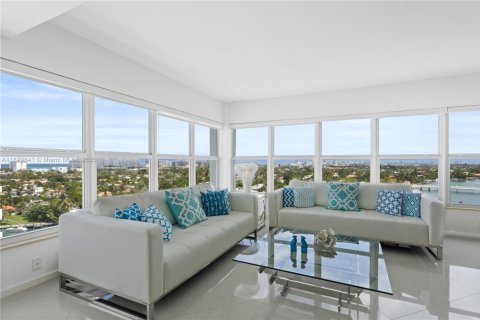 Condominio en venta en Bay Harbor Islands, Florida, 2 dormitorios, 164.44 m2 № 2055146 - foto 3