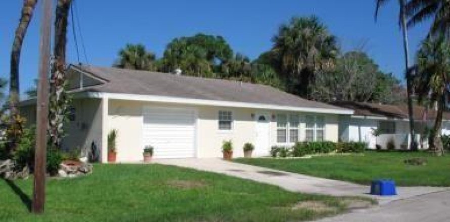 House in Fort Myers, Florida 2 bedrooms, 81.66 sq.m. № 2087899