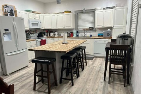 House in DeLand, Florida 2 bedrooms, 135.08 sq.m. № 2239330 - photo 2