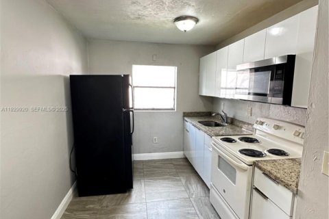 Снять в аренду квартиру в Помпано-Бич, Флорида 2 спальни, 74.32м2, № 1991612 - фото 1