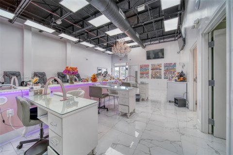 Commercial property in Miami, Florida № 1706506 - photo 7