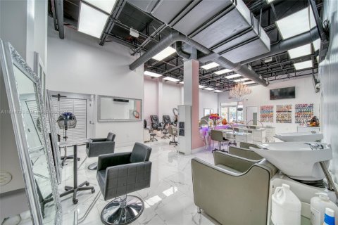 Commercial property in Miami, Florida № 1706506 - photo 4