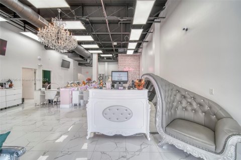 Commercial property in Miami, Florida № 1706506 - photo 2