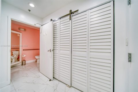 Commercial property in Miami, Florida № 1706506 - photo 22